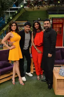 Shilpa Shetty, Shamita Shetty & Raj Kundra with host Kapil on The Kapil Sharma Show