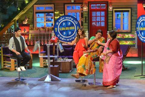 Shilpa Shetty with Kapil Sharma, Sunil Grover and Kiku Sharda on The Kapil Sharma Show