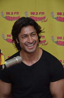 Vidyut Jamwal promotes 'Dillagi' on Radio Mirchi