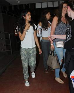 Grand Daughter of Amitabh Bachchan, The cutie Navya Naveli Nanda Snapped at Airport!