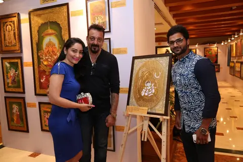 Manyata Dutt and Sanjay Dutt with Suvigya Sharma at Nargis Dutt Foundation's Art Event