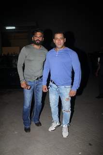 Salman Khan Snapped with Sunil Shetty!