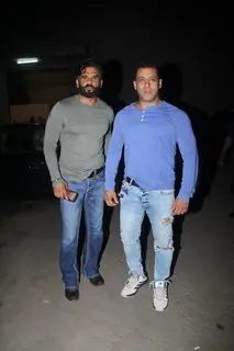 Salman Khan Snapped with Sunil Shetty!