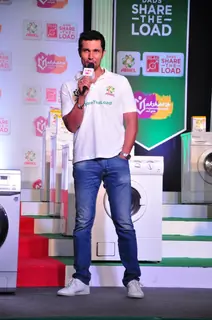 Randeep Hooda Promotes 'Ariel' Detergent