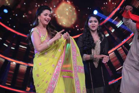 'SAIRAT' cast Rinku Rajguru shakes leg with Madhuri Dixit Nene on the Sets of 'So You Think You Can