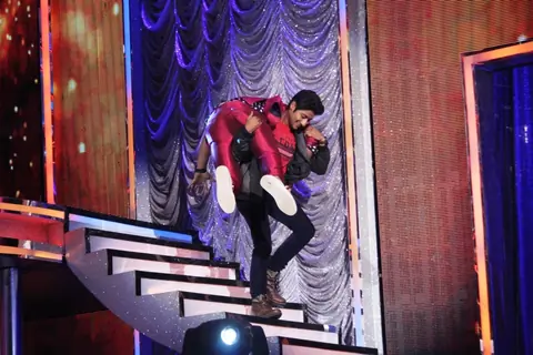 'SAIRAT' actor Akash Thosar lifts Rithvik Dhanjani on the Sets of 'So You Think You Can Dance'