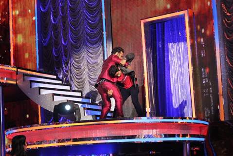 'SAIRAT' actor Akash Thosar lifts Rithvik Dhanjani on the Sets of 'So You Think You Can Dance'