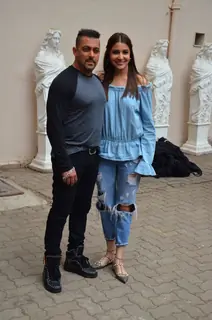 Salman Khan & Anushka Sharma Pose for 'SULTAN' Photoshoot !