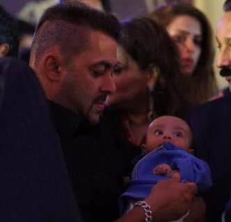 Salman Khan holding baby Ahil at Baba Siddique's Iftaar Party