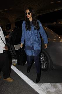 Sonam Kapoor Snapped at Airport