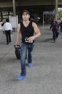 Pulkit Samrat miffed by Photographers at Airport