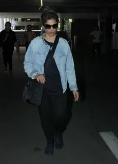 Lara Dutta Snapped at Airport