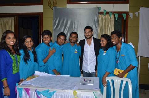 Prateik Babbar Visits SNDT University