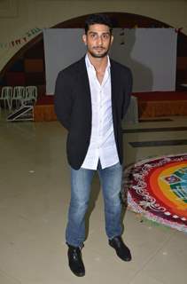 Prateik Babbar Visits SNDT University