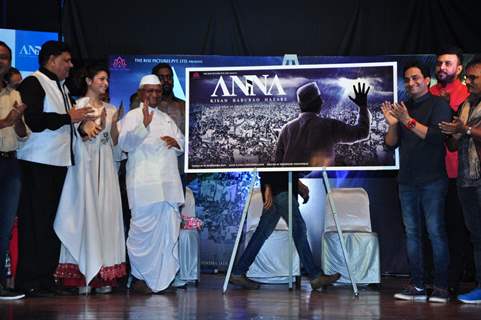 Tanishaa Mukerji with Anna Hazare at Film Launch of 'Anna'