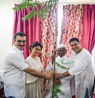 Tanishaa Mukerji  with Anna Hazare at Film Launch of 'Anna'