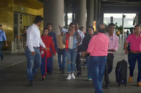 Priyanka Chopra spotted while returning from 'IIFA AWARDS 2016'