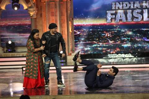 Bharti Singh, Salman Khan and Siddharth Shukla Promotes 'Sultan' on the sets of 'India's Got Talent'