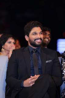 Allu Arjun at SIIMA Awards 2016