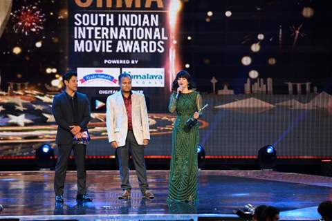 Chiyaan Vikram and Shruti Haasan at SIIMA Awards 2016