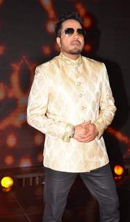 Mika Singh at Promotions of 'Madaari' on ZEE TV - Sa Re Ga Ma Pa 2016