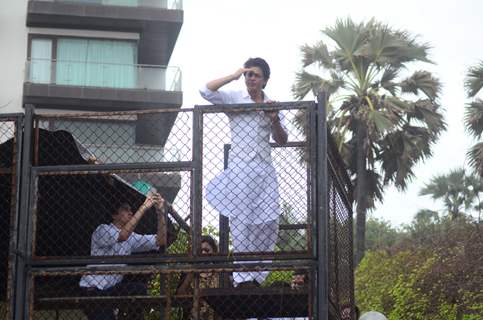 King Khan saluting on EID 2016 meet!