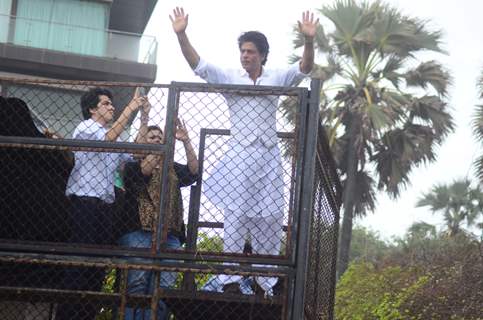 Shah Rukh Khan waives at his fans on EID 2016 meet!