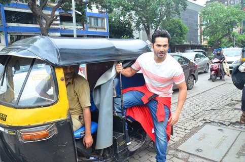 Varun Dhawan's rickshaw ride for Promotion of 'Dishoom'
