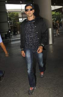 Airport Scenes: Hrithik Roshan looks hot and handsome!