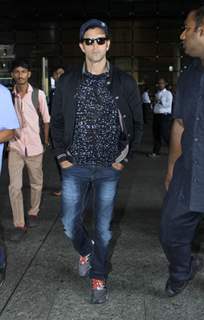 Airport Scenes: Hrithik Roshan looks hot and handsome!