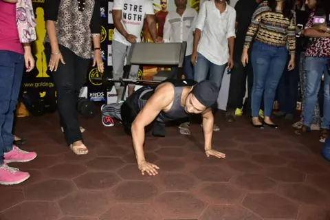 Push up time for Varun Dhawan during Workout Session with Dishoom cast!