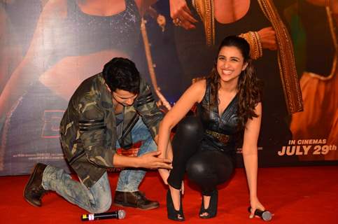 High Heels problem for Parineeti! -Varun Helps her out at Launch of Song 'Jaaneman Aah' from Dishoom