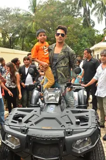 Varun Dhawan meets kids at Launch of Song 'Jaaneman Aah' from Dishoom