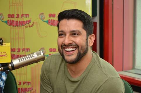 Aftab Shivdasani goes live on Radio Mirchi for Promotions of 'Great Grand Masti'