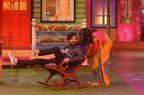 Great Grand Masti Promotions on 'The Kapil Sharma Show'- Riteish gets chained by Sunil Grover