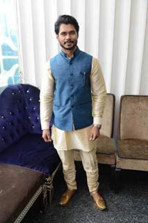 Sambhavna Seth's fiance Avinash at her Mehendi Ceremony!