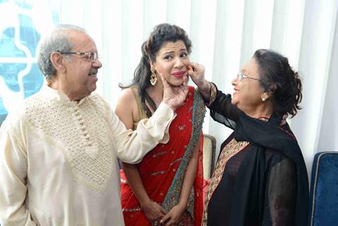 1973 sambhavana seth poses with her mom and dad at mehendi ceremony