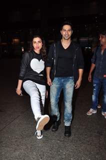 Varun Dhawan and Parineeti Chopra posing on airport!