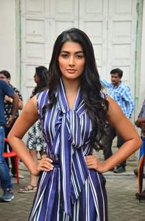 Pooja Hegde Promotes Mohenjo Daro!