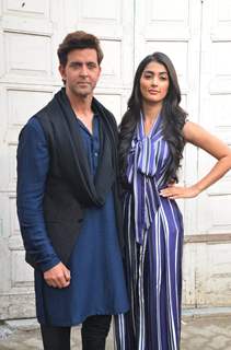 Hrithik Roshan and Pooja Hegde Promotes Mohenjo Daro!