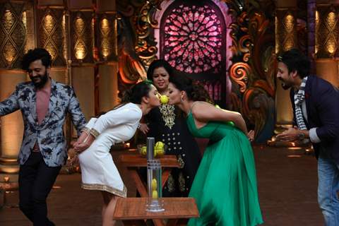 Riteish, Vivek, Urvashi, Bharti, and Pooja Promotes 'Great Grand Masti' on 'Comedy Nights Bachao'