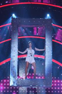 Jacqueline Fernandez's rocking entry at Jhalak Dikhhla Jaa 2016 - season premiere