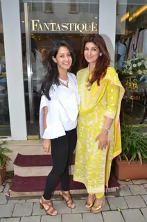 Saudamini Mattu with Twinkle Khanna at Unveiling of New Collection at ABU-SANDEEP's Fantastique!