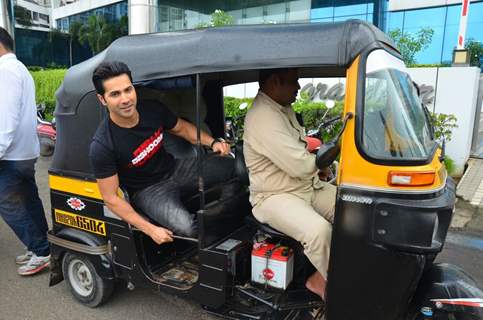 Varun Dhawan takes a rikshaw ride to promote 'Dishoom'