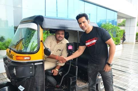 Varun Dhawan takes a rikshaw ride to promote 'Dishoom'