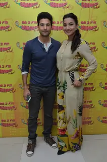 Rajeev Khandelwal and Gauahar Khan Promotes 'Fever' on Radio Mirchi