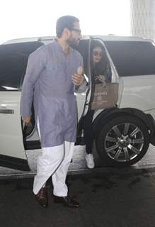 Saif Ali Khan and Kareena Kapoor snapped at airport!