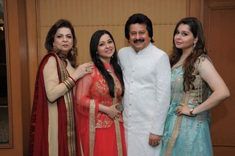 Pankaj Udhas with wife Farida Udhas and daughter Nayaab and Rewa Udhas at Khazana Ghazal Festival