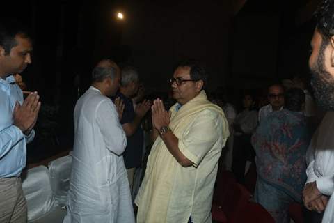 Subhash Ghai and Sooraj Barjatya at prayer meet of  Rajat Barjatya