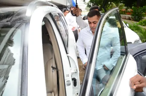 Salman khan at prayer meet of  Rajat Barjatya